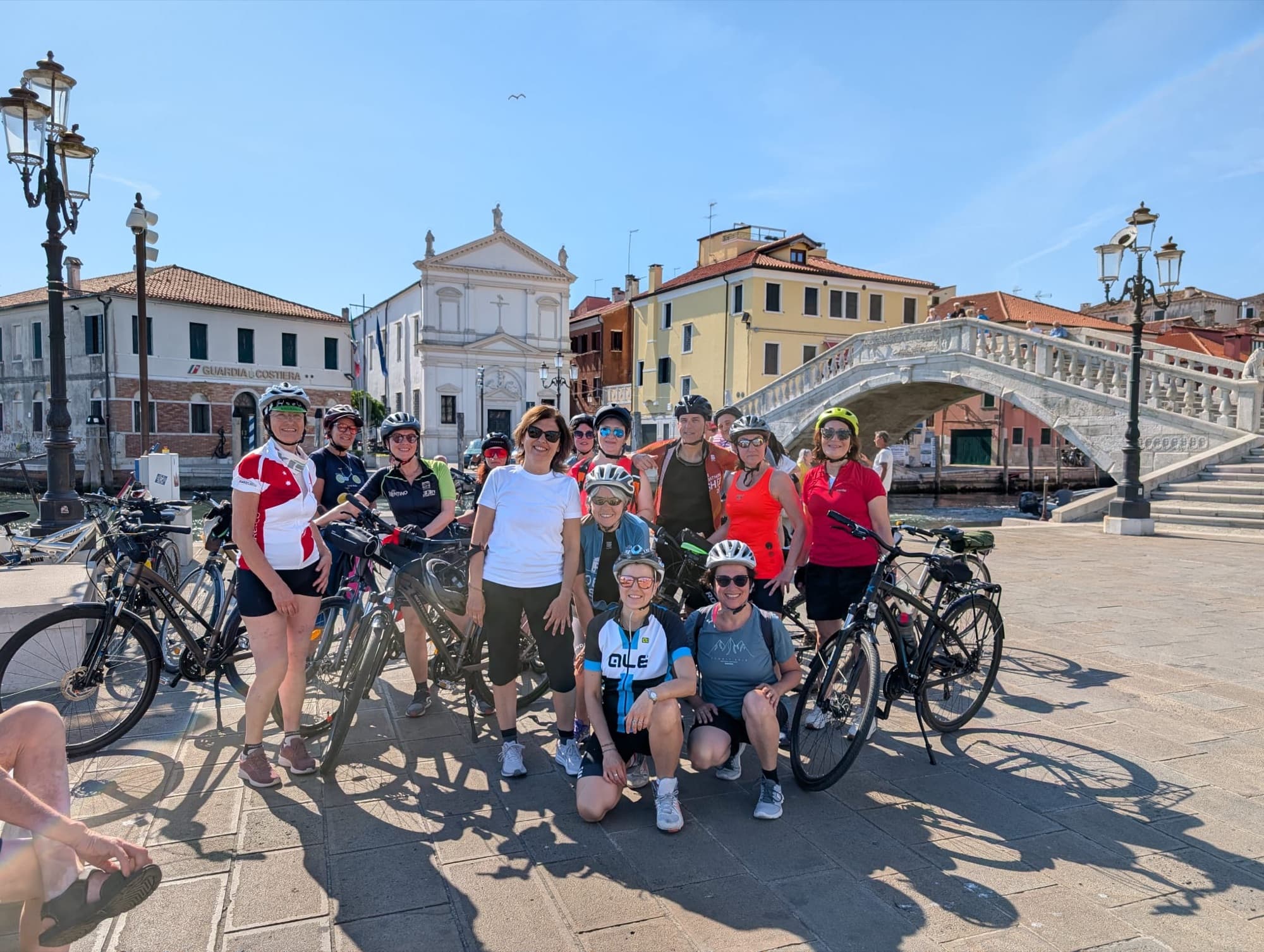 Il gruppo di Saccisica Pedala in posa con le bici in laguna